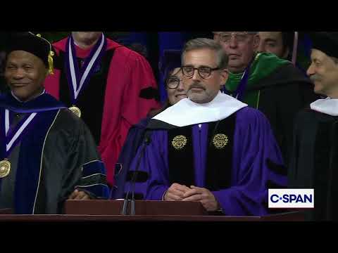 スティーブ・カレル、ノースウェスタン大学の卒業式でダンスを披露 (Steve Carell Dance Break During Northwestern University Commencement Address)