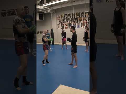 How to maintain range while punching in Muay Thai