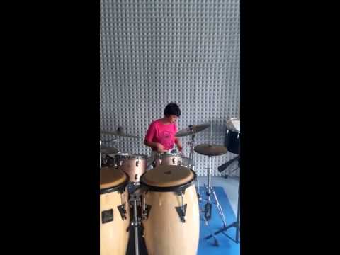 Virginia alle prese con la batteria a scuola!!