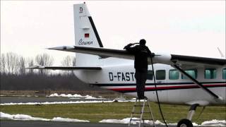 preview picture of video 'Emden Flugplatz Airport D-FAST Cessna landet tankt landing taking fuel'