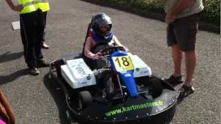 preview picture of video 'Laura, paraplégique, découvre le kart électrique'