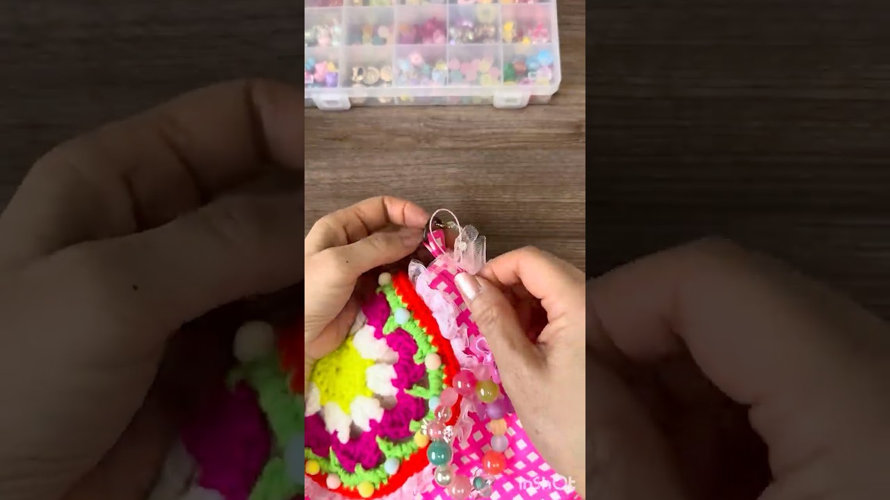 【かぎ針編み】Seriaのネオンの糸とネオンカラーの生地を合わせたら💖メチャ可愛いショルダーになった🤭💕#shorts