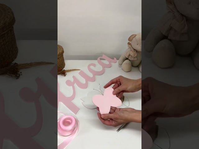 Vídeo relacionado con EVYRE | Placa Decorativa Infantil De Madera | Forma De Nube Personalizada Con El Nombre Para Niño y Niña | Regalos Originales Y Únicos, Decoraciones De Pared o Puerta | Regalos Personalizados Bebé