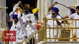 Sikh groups clash with swords at India's Golden Temple - BBC News