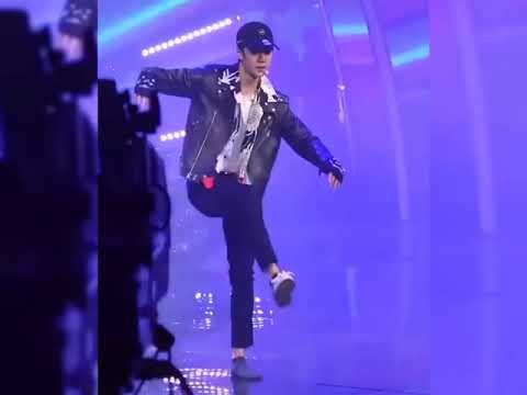 Wang yibo accidentally removed his shoes while performing on stage