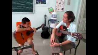 preview picture of video 'Bác Lâm hướng dẫn các bạn lớp ghitar cổ điển clb SaoMai - Linh Đàm'