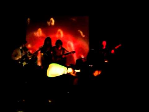 Güeya Caracol - Sonrisa de jugar + Sara Peper - swing (24-9-11).wmv