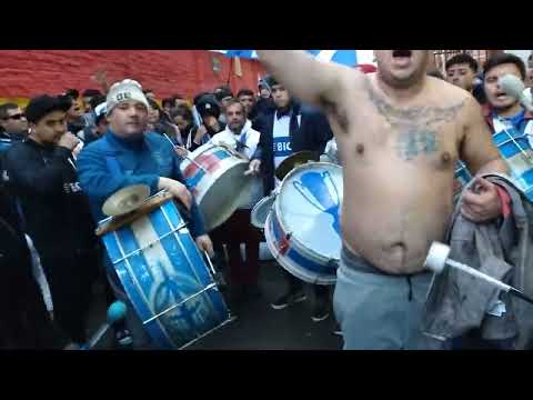 "CUANDO LA UC SALE A LA CANCHA , BARRA LOS CRUZADOS, LA BANDA DEL MUMO" Barra: Los Cruzados • Club: Universidad Católica • País: Chile