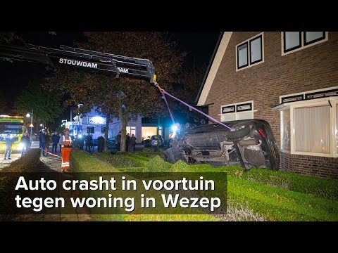 Auto crasht in voortuin tegen woning Zuiderzeestraatweg Wezep - ©StefanVerkerk.nl