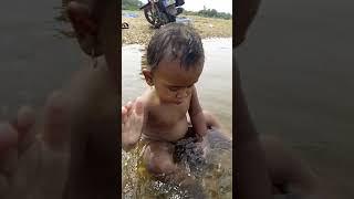 preview picture of video '10 months old kid river bath awesome'