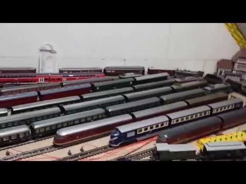 TRIX Express: Bayerische Schlepptenderlok zieht bayerische und preußische Wagen