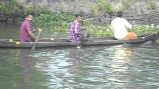 preview picture of video 'Kumarakom, Kerala Local people using Canoe for local tansport'