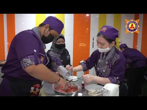 Karimah mahasiswi kelas pastry praktek membuat black forest