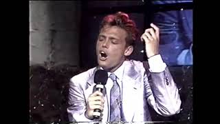 No me puedo escapar de ti y lo intento,pues te llevo tan dentro como el mar al viento.