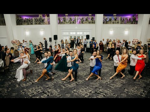 Doar la nunțile de dansatori mai vezi așa. Dansuri din inima Bucovinei