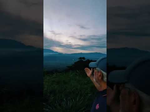 OBSERVANDO EN UN ATARDECER EL CERRO DE TATAMA' CORDILLERA OCCIDENTAL DEPTO RISARALDA COLOMBIA.