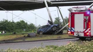 preview picture of video 'GPTV: Dodelijk ongeval auto tegen pijler fietsbrug Drachten'