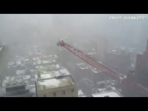 Potężny dźwig przewrócił się na ulicę