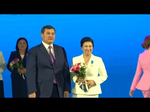 Қынаптағы мүшесі және шарлары бар порно Смотреть қатты куннилингус ретінде қыз кончает жігіттің бетіне.