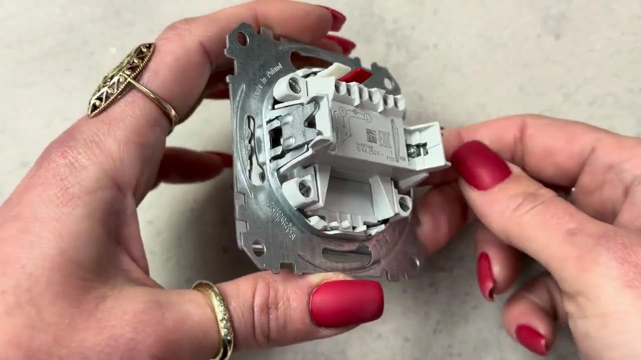 Одноклавішний вимикач з синьою підсвіткою SCHNEIDER Sedna Design алюміній SDD113101L