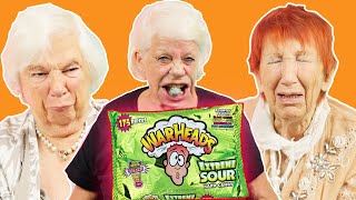 Senioren probieren zum ersten Mal WARHEADS | Oma Geht Steil 🚀