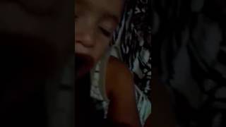 Meu filho  daniel chupando um osso de galinha  dormindo kkkkk