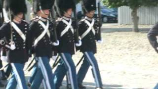 preview picture of video 'Changing of the Guard at Fredensborg Castle'