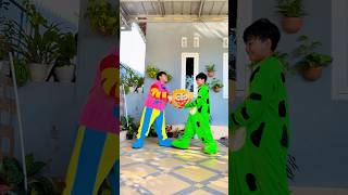 Download lagu Funny frog clown cries after losing a fight over a mask mp3 Download lagu Funny frog clown cries after losing a fight over a mask mp3