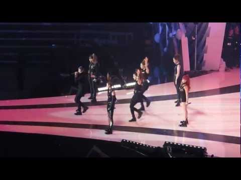 111129 MAMA hyuk fanboying to 2ne1's perf.wmv