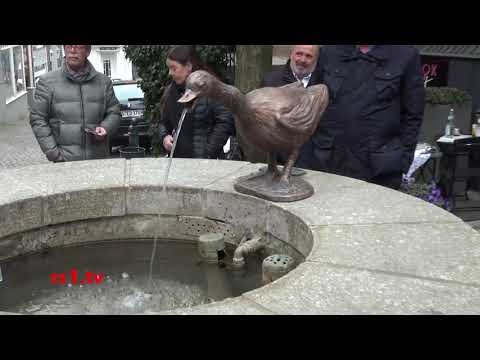 Neue Gans am Brunnen des Gänsemarkts in Lennep