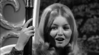 Mary Hopkin -  The Liberace Show. Goodbye and Those Were The Days