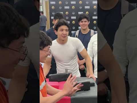 مصارعة ذراع مع أكيمبو 😲#مصارعة_الذراع