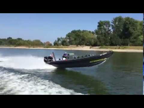 Mit dem 600 PS Extrem Rib Boot über die Heckwelle springen