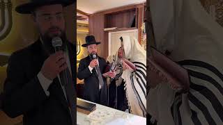 הרב שקד בוהדנה מעניק לגאון הינוקא את הספרים שלו