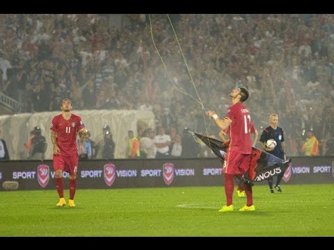 Stefan Mitrovic skida albansku zastavu-Tuca