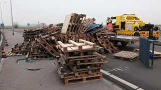 [FOTO'S & VIDEO] Aanhangwagen met pallets gekanteld op de N201 bij Amstelhoek