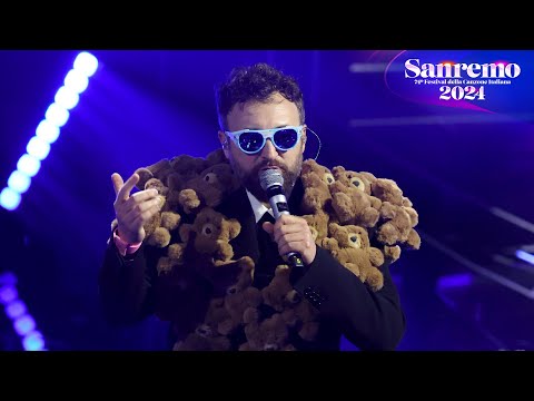 Sanremo 2024 - Dargen D'Amico canta "Onda alta"