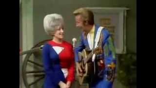 Dolly Parton & Porter Wagoner - Milwaukee, Here I Come - Dolly Hosting The Show