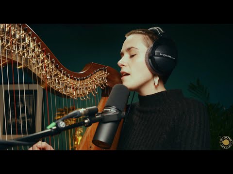 Anna McLuckie | Kicking Back Live Session