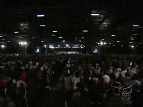 Benny Hinn sings in PARIS, France (Medley)