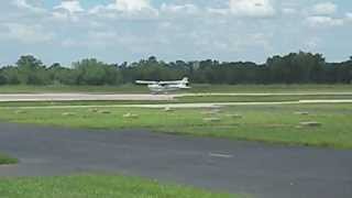 preview picture of video 'Cessna 172 Skyhawk lands RWY 22 at Clermont County/Sporty's Airport (I69)'
