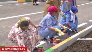 Будущие новоселы поселка Ойсхара наравне с рабочими  участвуют в строительстве своих домов 