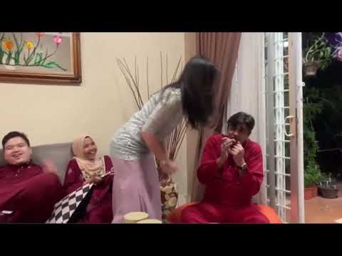 Meriah keluarga Pak Azad berhari raya. Masih lagi nak buat lawak kecek kelate.