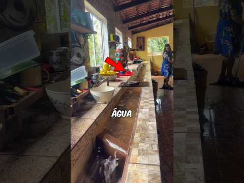 💧 Essa cozinha tem um rio passando por dentro dela.
