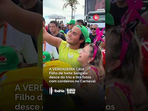 Filho de Ivete Sangalodesce do trio e tira fotos com cordeiros no Carnaval