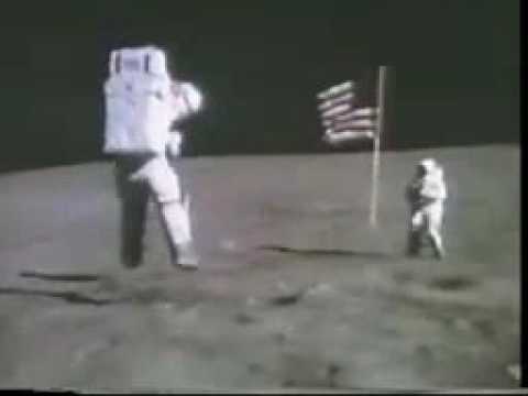 Neil Armstrong saltando en la Luna