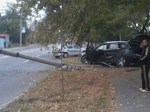 Audi Q7 crashing , rolling over into a pole. Love karma.