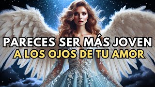 Tu amor cree que eres más joven y te admira con un brillo en la mirada.