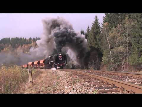 Parní lokomotiva Štokr 556.042 s nákladním vlakem v Jeseníkách