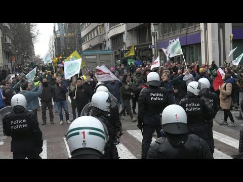 Video | Brussels farmer protesters sing French national anthem at riot police | AFP
